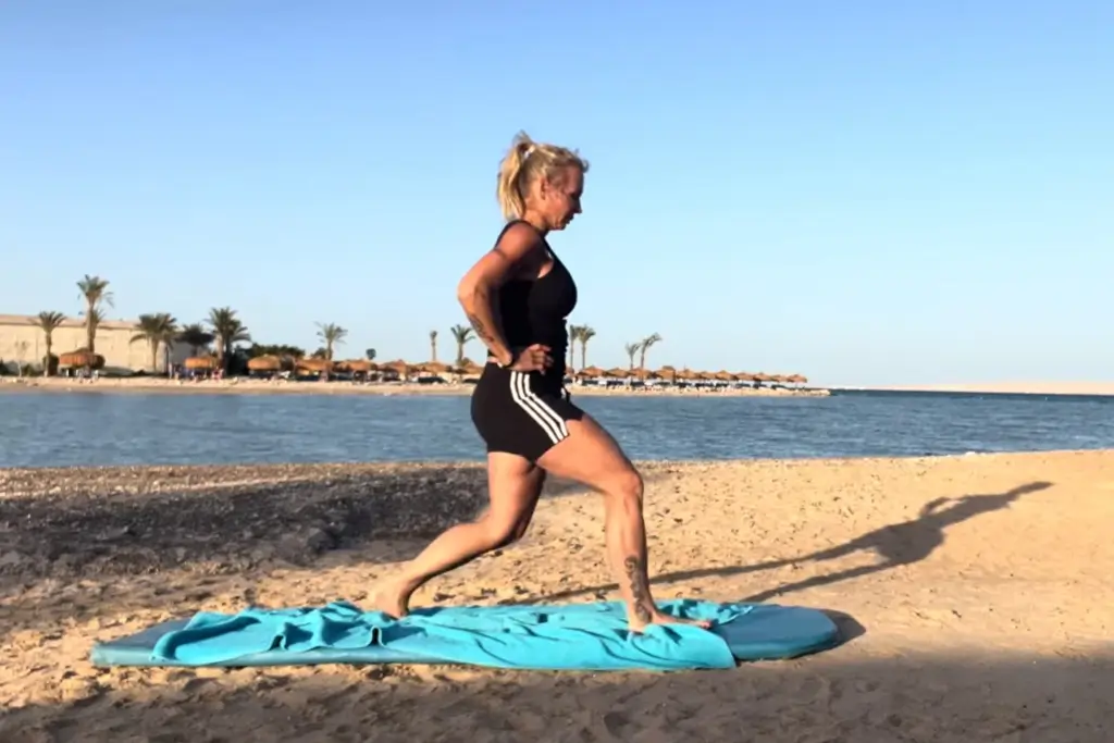 Fitness nő Bodyflow gyakorlatot végez